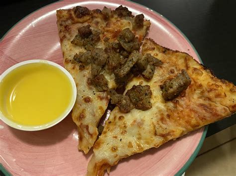 Domino’s sausage pizza with Garlic Butter sauce : r/tonightsdinner