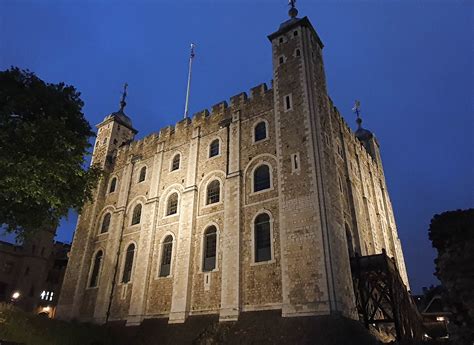 Ceremony of the keys with kids: Tower of London - MUMMYTRAVELS