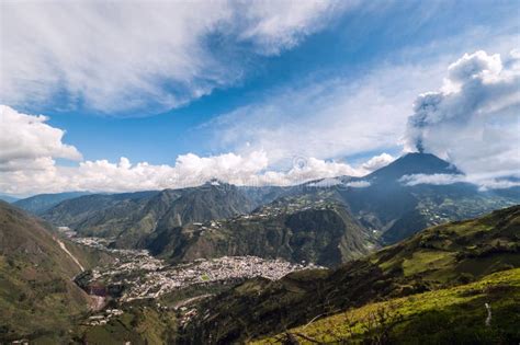 Eruzione Di Un Vulcano Tungurahua Nell'Ecuador Fotografia Stock - Immagine di ande, ripido: 81989828