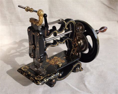 Antique sewing machine - Charles Raymond "The Globe" - Patented 1861 | Machines à coudre ...