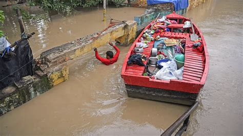 Delhi floods: Yamuna stabilises at 208.66 metres, several areas ...