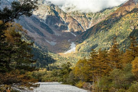 la ruta de senderismo de kamikochi que recorre un sendero natural en el corazón de las montañas ...