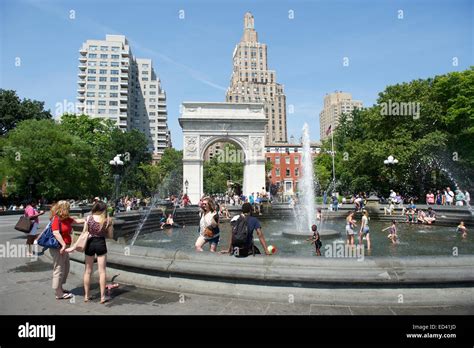 Fountain at washington square park hi-res stock photography and images ...