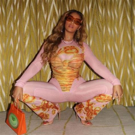 Beyonce posed in a pink outfit | ThePlace