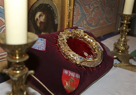 Jesus' "Crown of Thorns" shown at Notre Dame