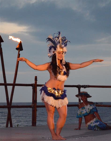 Hawaiian Luau Dance in Kailua-Kona | Smithsonian Photo Contest | Smithsonian Magazine