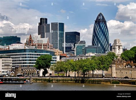 Tour résidentielle moderne de londres Banque de photographies et d’images à haute résolution - Alamy