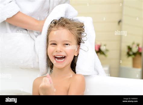 Mother and daughter taking bath Stock Photo - Alamy