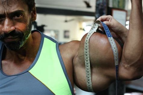 This Bodybuilder Risks His Life By Injecting His Muscles With Oil To ...