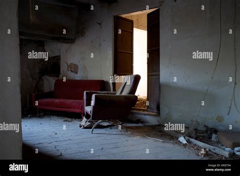 Run down house interior hi-res stock photography and images - Alamy