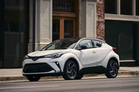 2022 Toyota C-HR Test Drive Review - CarGurus.ca