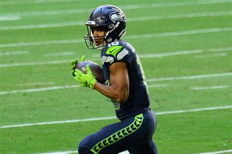 Tyler Lockett sets Seahawks record for most catches in a season