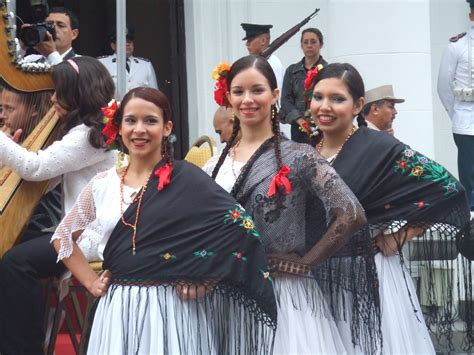 Traditional Paraguayan Dresses - Simons Paraguay