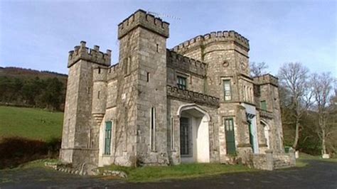 Killeavy Castle owners plan to build new hotel in grounds - BBC News