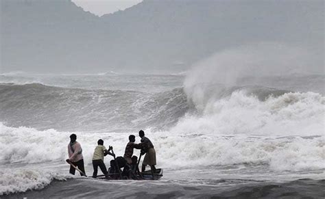 Cyclone Fani 150 km away from Vizag, very heavy rains and strong winds ...