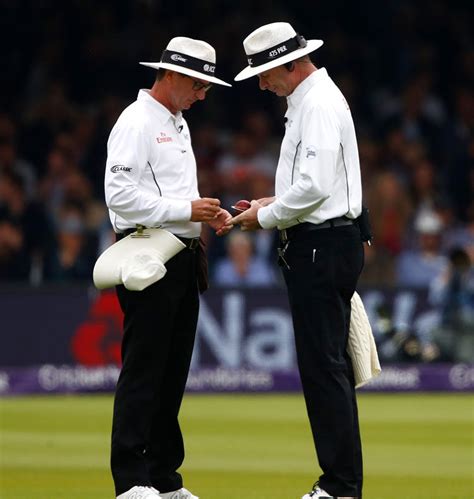 Cricket Umpires – REFSTORE