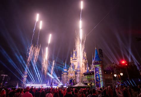 What It's Like to Watch ABC's Christmas Day Parade at Disney World - Disney Tourist Blog