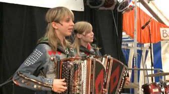 Die Twinnies - Bayernmädels - 2 Girls playing steirische harmonika on rollerskates ! - YouTube ...