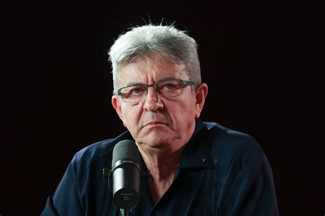 Paris : Jean-Luc Mélenchon présent aux côtés de plusieurs milliers de personnes à une ...