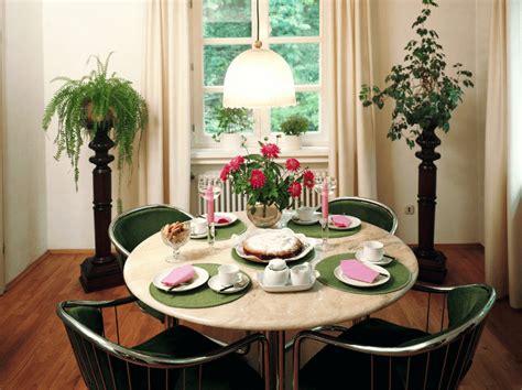 How to Decorate a Round Dining Table