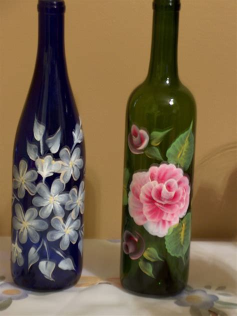 blue and green painted wine bottles | Flaschen dekorieren, Blumen selber basteln, Winterlicht