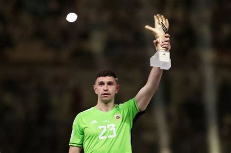 Golden Glove winner at World Cup 2022 confirmed as Argentina's Emiliano ...