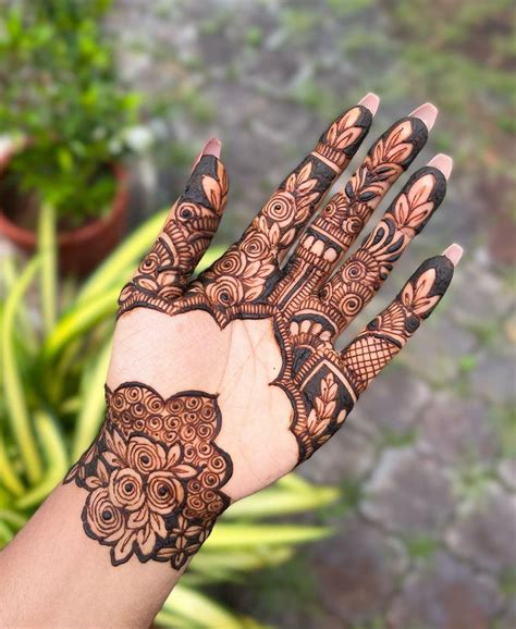 Discover more than 76 stylish mehndi design front hand best - seven.edu.vn