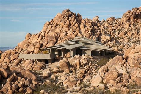 Photo 2 of 18 in High Desert House in Joshua Tree Is an Otherworldly ...