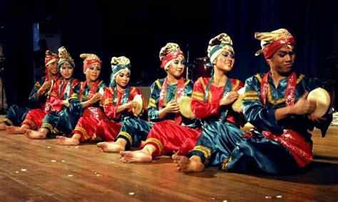 indonesian culture: Traditional Dance of Minangkabau