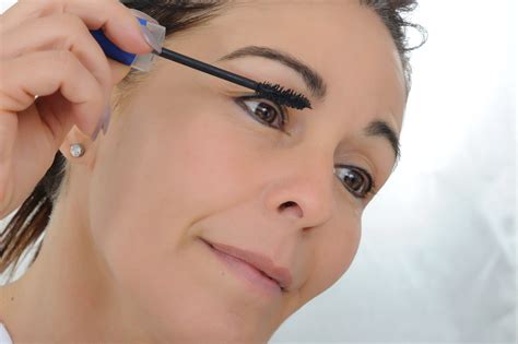 6 Powerful Eye Makeup Tips For Women Over 60