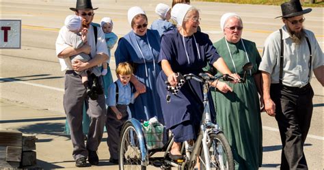 3 Differences Between Amish and Mennonite Clothing - Plainly Dressed