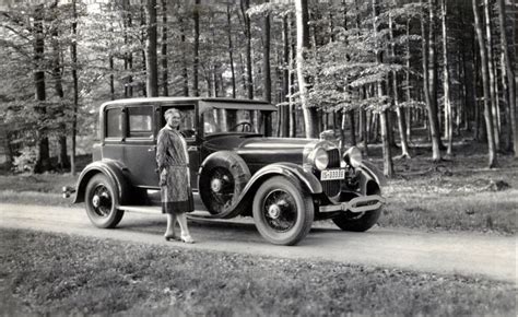 37 Cool Pics That Capture Women Posing With Their '30s Cars | Vintage News Daily