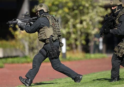 police officers of Germany's GSG-9 (federal border police), a special police unit | German ...