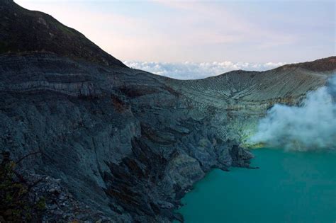 Premium Photo | Ijen crater lake