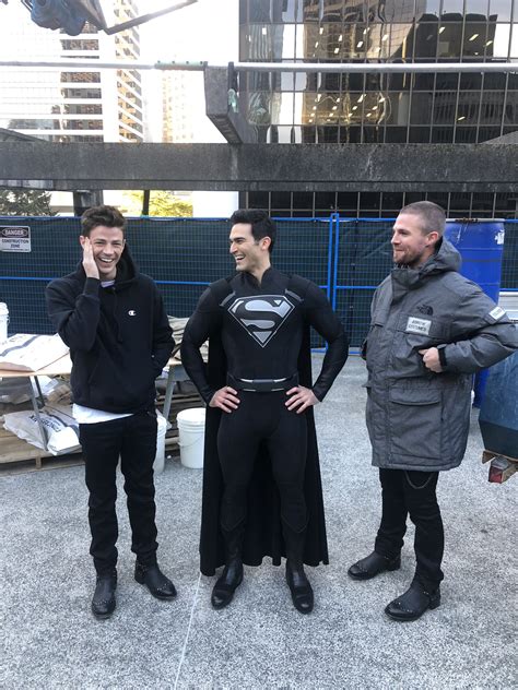 Superman will wear his black suit in the Arrowverse crossover event ...