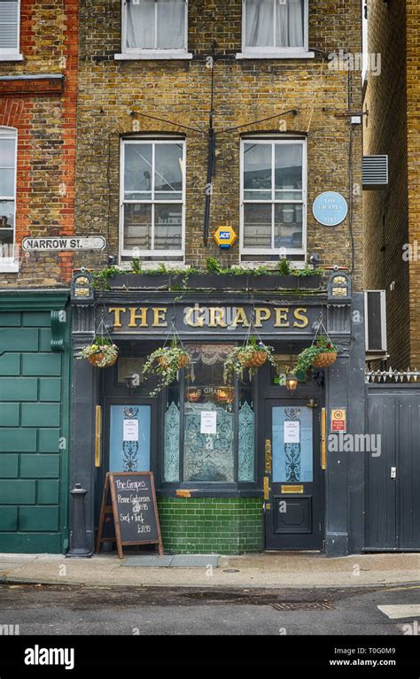 the grapes pub east london Stock Photo - Alamy