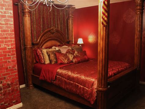 Harry Potter Room: Gryffindor Dormitory Four Poster Bed | Gryffindor bedroom ideas, Gryffindor ...