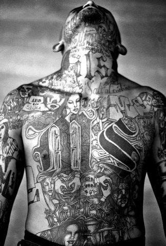 An MS-13 gang member bares his tattoos inside the Chelatenango prison. Foto: Moises Saman | ink ...