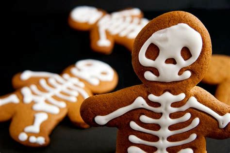 Halloween Gingerbread Men - Crumbs and Corkscrews