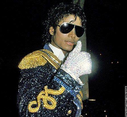 michael-jackson-with-his-famous-gloves-diamond