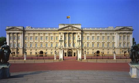 Buckingham palace The 775 room official home of the Queen. The Changing ...