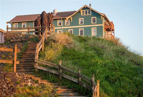 First-Timer's Guide to Newport, Oregon | Real Food Traveler | Beach hotels, Lighthouses in ...