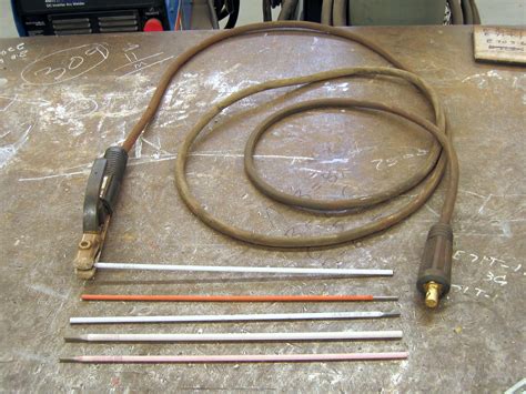 File:Arc welding electrodes and electrode holder.triddle.jpg - Wikimedia Commons