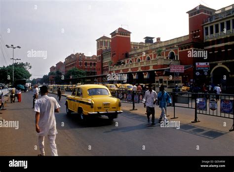 Howrah railway station Stock Photo - Alamy