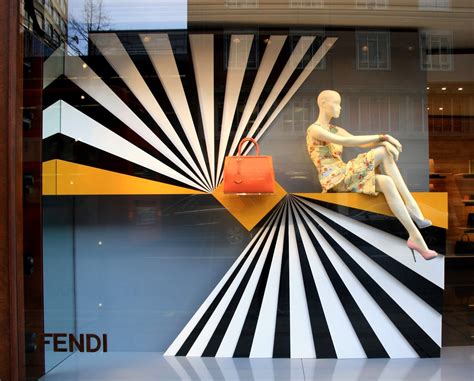 Pin by Vincent Bosma on Windows & Visual Merchandising | Fashion window display, Store window ...