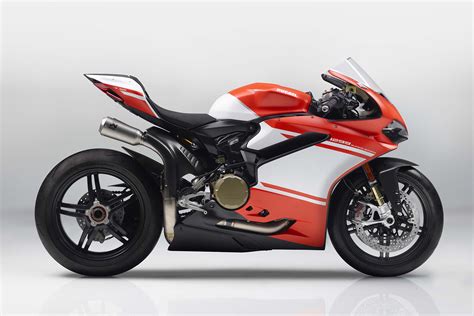 Ducati 1299 Superleggera - A 215hp Carbon Fiber Superbike