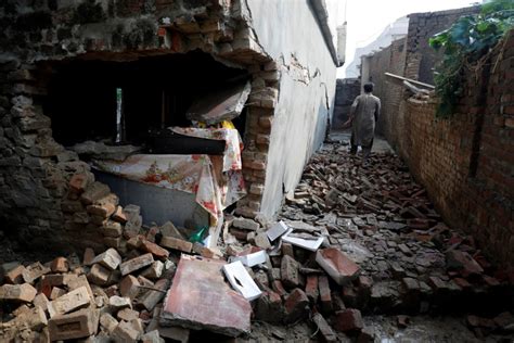 Death toll rises to 37 in Pakistan earthquake, as families bury loved ...