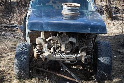 Old Broken Blue SUV Car, Engine Parts Stock Photo - Image of blue, grungy: 190519756