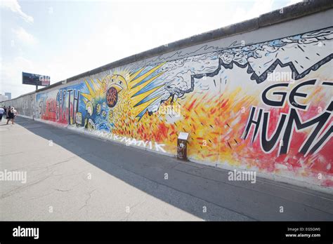 Berlin wall graffiti hi-res stock photography and images - Alamy