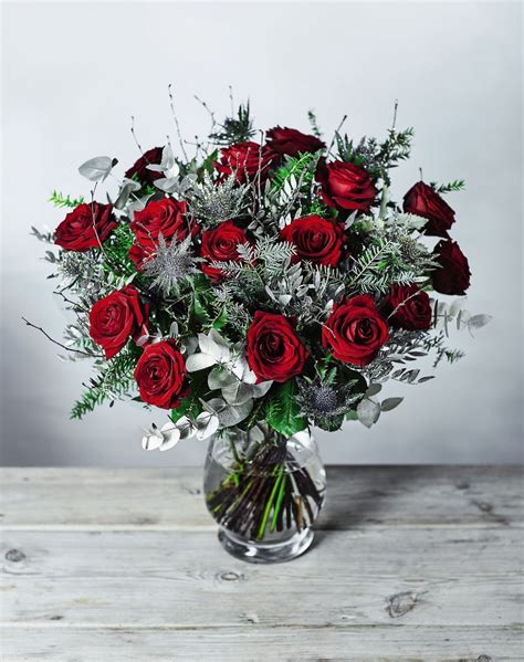 17 beautiful Christmas flowers to buy for the festive season ...